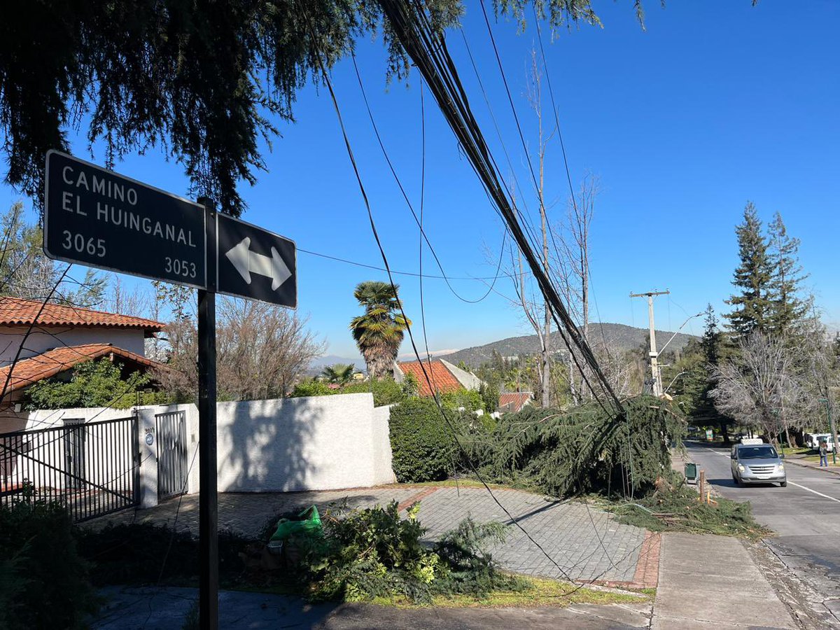 AnahiVDM's tweet photo. @Enel_Informa_CL En Lo Barnechea, Huinganal con Pie Andino sin luz 50 horas sin luz. Árbol sobre el tendido eléctrico, no hay aún labores de solucionarlo ni por parte de @Enel_Informa_CL  ni de la @lo_barnechea https://t.co/zUJWOJv2Ov
