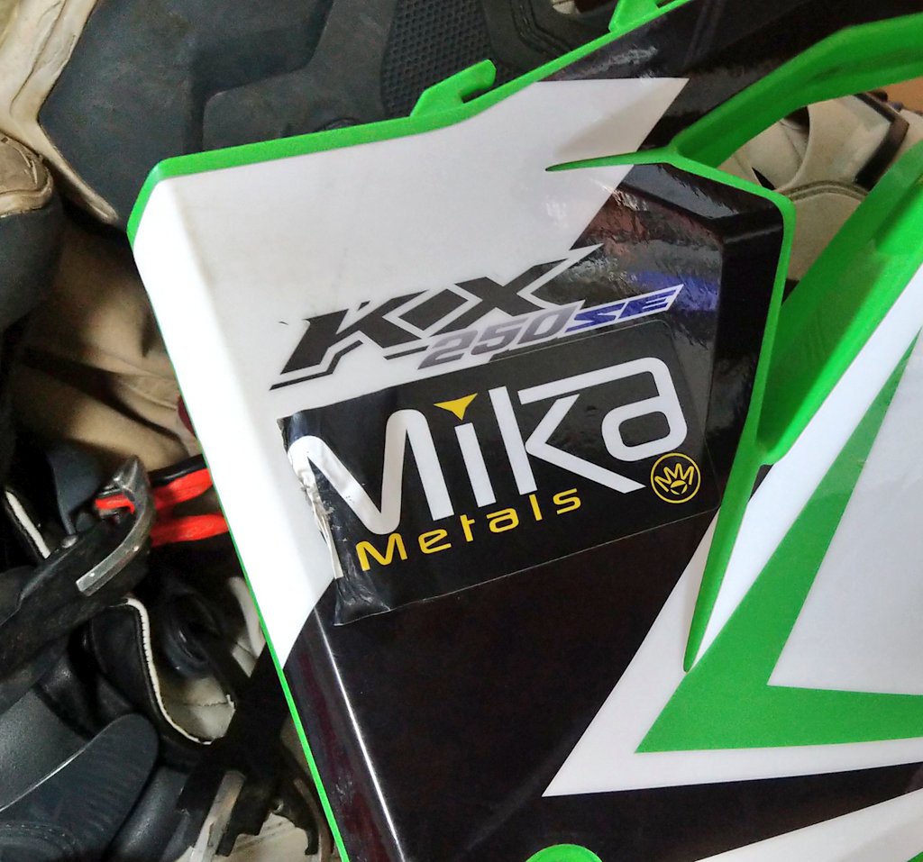 nakamoon58's tweet image. お気に入りの #MikaMetals ステッカーが😢