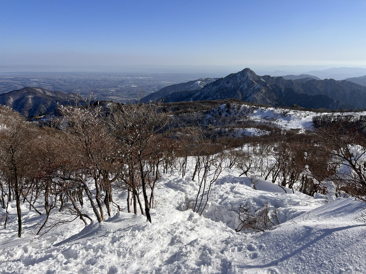 NARA_CK105's tweet photo. 暑気払い投稿⛰️

日時 2023/1/29
場所 #御在所岳 #鈴鹿 #三重 #滋賀

 #鈴鹿山脈 は南北に近畿と東海を隔てる1000m程の低山です。

お気に入りポイント3選

・南北で山容がガラッと変わり飽きません

・滋賀、三重、��阜、愛知の景色が望めます

・何といってもきらきらな名前がステキでしょ🔔🦌 https://t.co/Z8yakM51NE