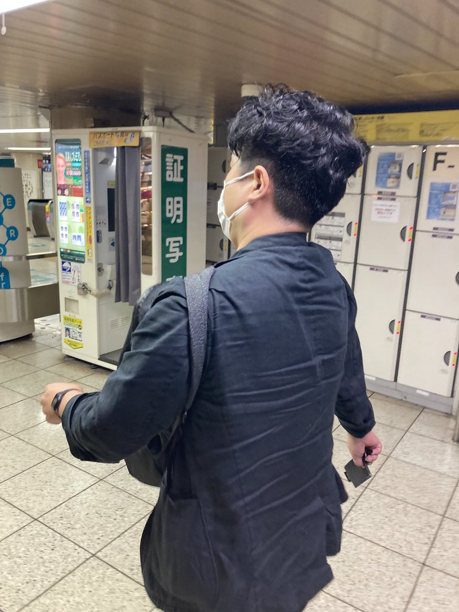 torolirakachyo's tweet photo. 8/4（日）20:45、新宿三丁目駅地下街にてぶつかりおじさん（身長175cmくらい、肥満傾向）。すれ違いざまに私の二の腕に肘鉄してきた。何が起きたかわからなかったが、ぶつかりおじさんだとわかり、怒り込んで「ぶつかりましたよね」と言うと日本語がわからないふり。哀れ

#拡散希望
#ぶつかりおじさん https://t.co/tgZYWizXNn