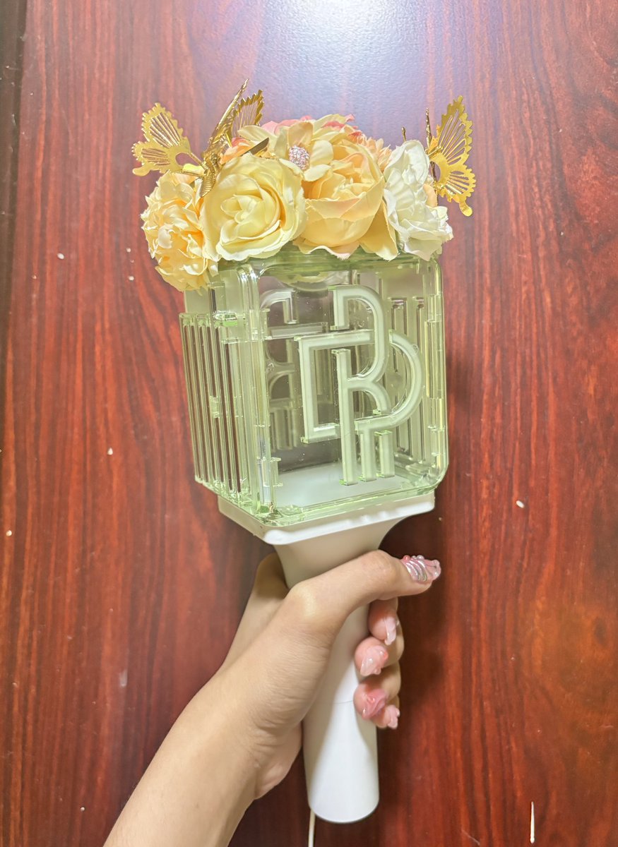 ughloeyy's tweet photo. yellow for renjun 🥰💛 https://t.co/M1mdHcpJAy