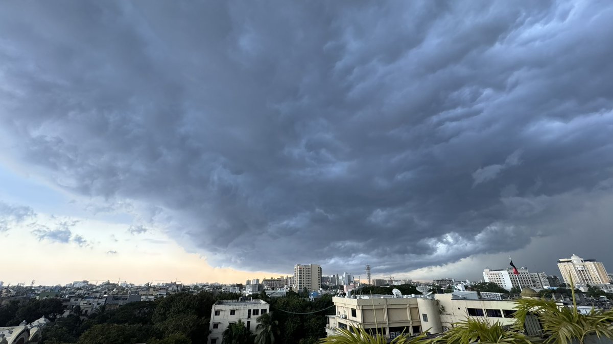 iamshivas's tweet photo. @chennaiweather Clouds #ChennaiRains #Thunderstorms #Anytime https://t.co/yEZLaL84Po