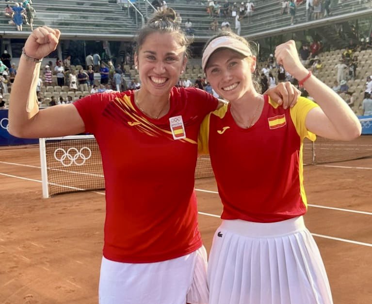 JoseMariaMazon's tweet photo. 🥉 #CristinaBucsa y #SaraSorribes SON DE BRONCE
🥇 Nuestra tenista de #Torrelavega se suma a #DiegoBotin y suma una nueva medalla al casillero español
🎾 En un extraordinario partido vencen a la pareja checa 6-2/ 6-2
🇵🇱 Aúpa #Torrelavega #Cantabria
📲 https://t.co/qIpyr0r4kd https://t.co/fmKngp67Kl