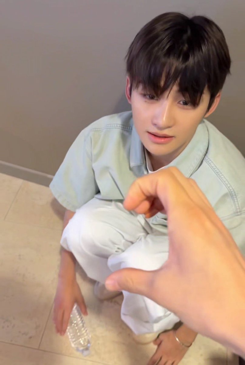 toastofull2's tweet photo. He didn't bring the key and embarrassed to disturb you.He can only squat at the door and throw the mineral water bottle. 
The moment he saw you his eyes looked at you as if he were saying, baby, you're finally back.🥹🥹
#JIHOON #지훈  #한지훈 #TWS  #투아스 https://t.co/RG0JcQXpe5