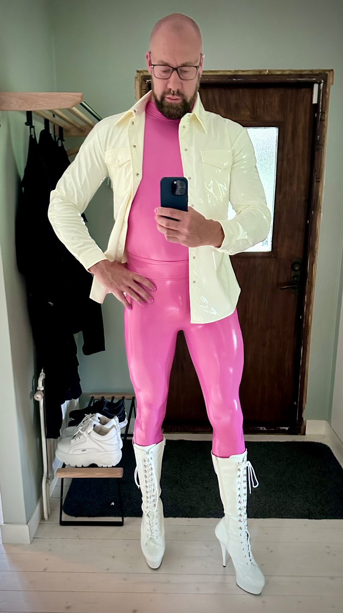 frekeden's tweet photo. As you already know, I almost always dress in black.
 But yesterday’s party theme was “shiny and colorful”, so here we are now, I feel like Barbie. 

#boots #vinylpants https://t.co/KPAmT2Y1N6