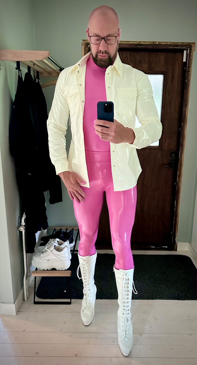frekeden's tweet photo. As you already know, I almost always dress in black.
 But yesterday’s party theme was “shiny and colorful”, so here we are now, I feel like Barbie. 

#boots #vinylpants https://t.co/KPAmT2Y1N6