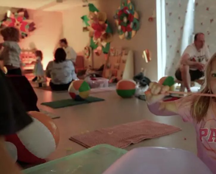 EastsideELC's tweet photo. We love seeing children and families get creative with play! We also know it supports brain development. So this was the scene y’day at our Play Day. Music / arts / dance all part of the experience 🎶 🎭 🎨 @EastSidePship @SCUKNI https://t.co/QtCAVqZZhz
