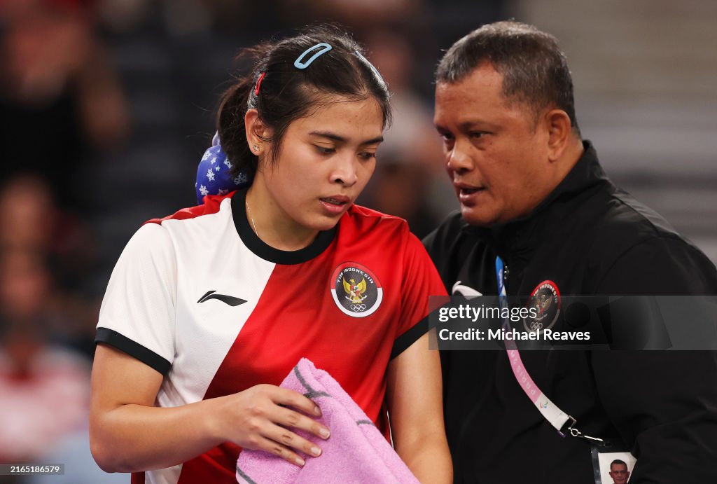 ainurohman's tweet photo. GREGORIA MARISKA TUNJUNG 

"Tadi aku lagi stretching, terus Marin jatuh, kebetulan hari ini aku ada tes juga, jadi aku tidak sempat lihat keputusannya bagaimana, cuman katanya diputuskan retired."

"Bingung ya, salah banget aku happy dengan penderitaan orang lain. Ini musibah untuk Marin, tapi aku  bingung bereaksi gimana, kaya tidak mau ini terjadi aja. Jujur banget aku bersyukur medalinya, tapi bukan happy gitu." 

HERLI DJAENUDIN, Pelatih Tunggal Putri Indonesia 

"Tentunya puji syukur kehadirat Tuhan Yang Maha Kuasa yah, atas kehendaknya atas ridhonya juga, setelah sekian lama kita tidak dapat medali di tunggal putri sekarang alhamdulillah Jorji bisa dapat medali perunggu."

"Ini juga berkat tim yang bagus, bukan karena saya sendiri, kalau saya lihat PBSI timnya sudah bagus, ada Tim Ad Hoc yang diisi oleh orang-orang yang kompeten di dalamnya, yang memang dibentuk oleh Bapak Fadil (Imran), tujuannya untuk menjaga tradisi medali."

"Target saya memang medali, kita tidak berpikir apa, yang penting medali dulu deh, karena lihat dari ranking di atas dia masih banyak. Ini jadi ajang pembuktian Jorji."

🗣️: NOC Indonesia