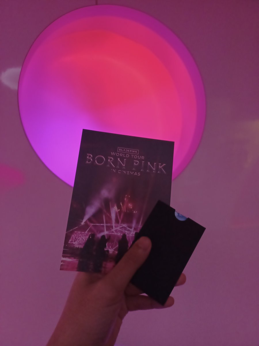 FSharosly's tweet photo. Born Pink In Cinema

Menonton sambil recall memori tour dorg last year di KL🥰🥰

Tp tulah,xda track Yeah yeah yeah🫣🫣🫣 https://t.co/PQS1Tq63Gr