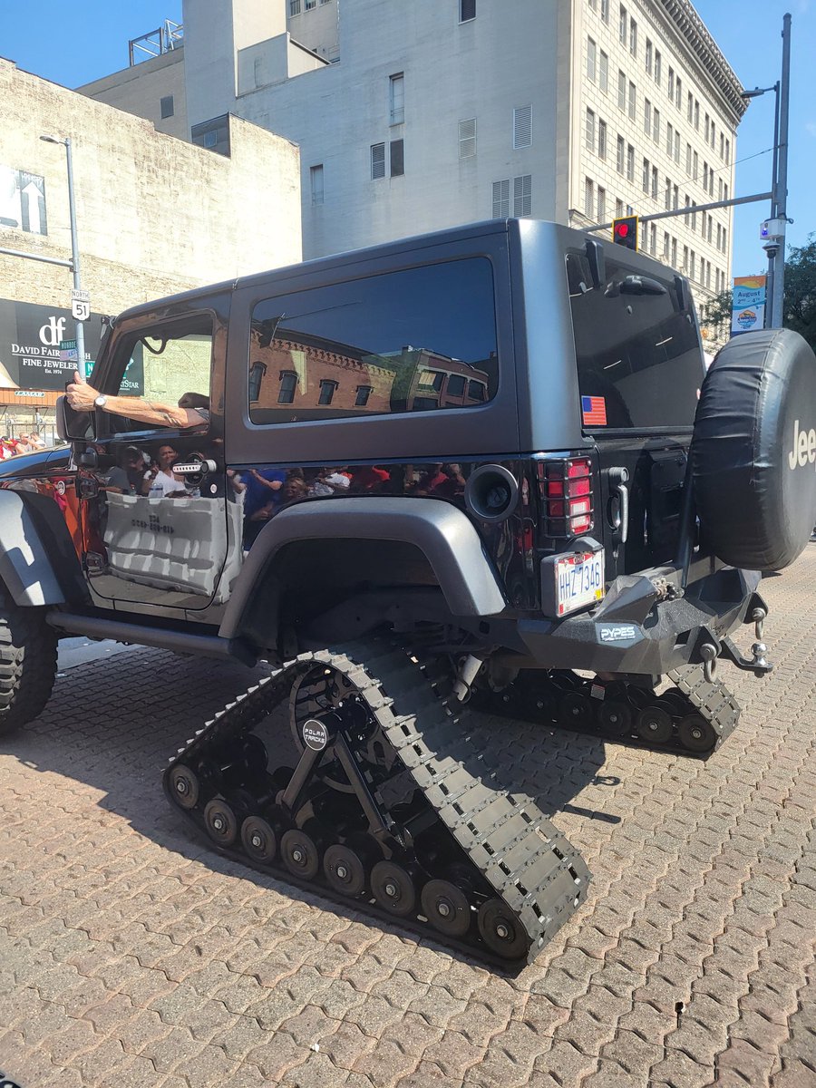 IAmAlkoto's tweet photo. MORE JEEP FEST! 
So many 🔥🔥🔥 Jeeps. So fun! #tjf2024 #toledojeepfest #jeeplife #jeepgirl #itsajeepthing 
✌️❤️ 0llll0 https://t.co/Crm4uVHf6x