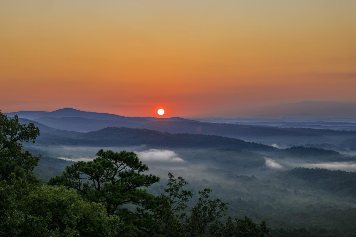 simpsonWVTM13's tweet photo. Sunday morning sunrise at King’s Chair Oak Mountain State Park.

📸: David Graves https://t.co/7FoUbSLskC