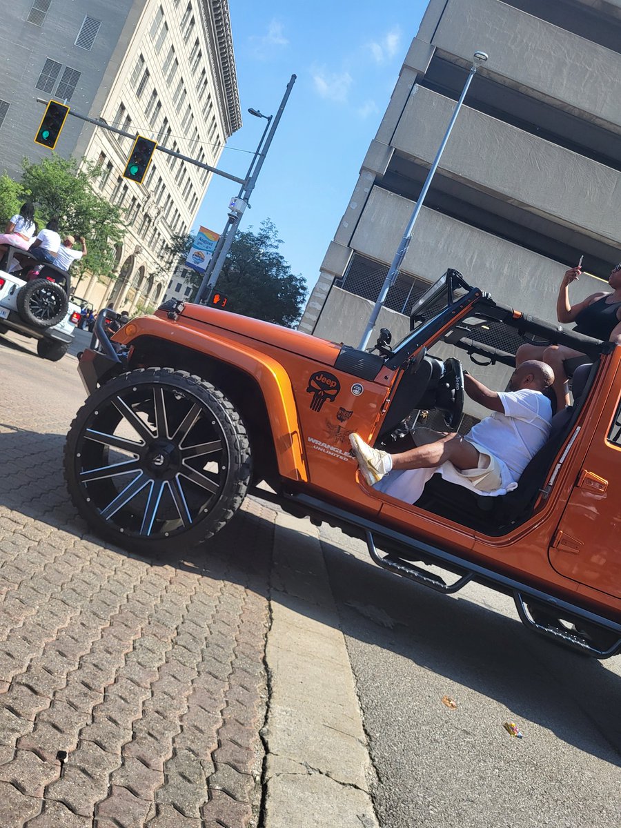IAmAlkoto's tweet photo. JEEP FEST! So many 🔥🔥🔥🔥 Jeeps. SO fun! #tjf2024 #toledojeepfest #jeeplife #jeepgirl #itsajeepthing ✌️❤️ 0llll0 https://t.co/j985gotPAr