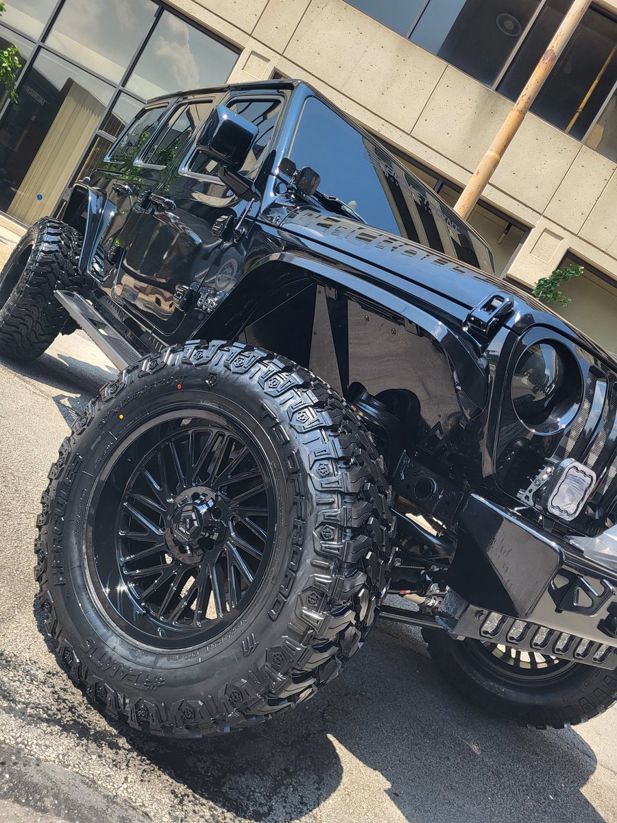 IAmAlkoto's tweet photo. JEEP FEST! So many 🔥🔥🔥🔥 Jeeps. SO fun! #tjf2024 #toledojeepfest #jeeplife #jeepgirl #itsajeepthing ✌️❤️ 0llll0 https://t.co/j985gotPAr