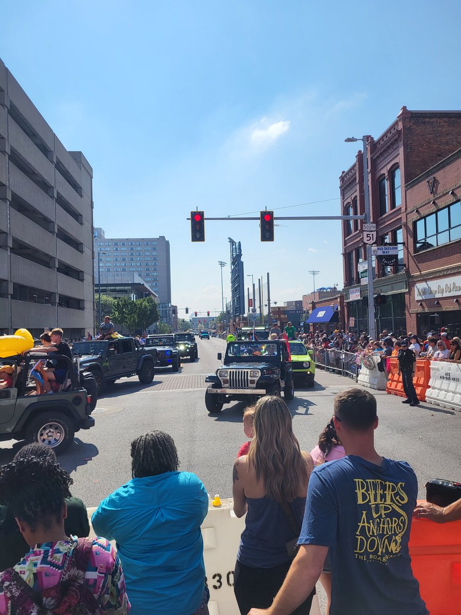 IAmAlkoto's tweet photo. JEEP FEST! So many 🔥🔥🔥🔥 Jeeps. SO fun! #tjf2024 #toledojeepfest #jeeplife #jeepgirl #itsajeepthing ✌️❤️ 0llll0 https://t.co/j985gotPAr