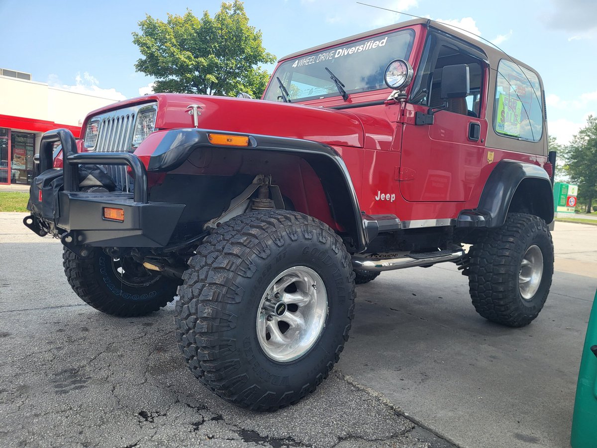IAmAlkoto's tweet photo. JEEP FEST! So many 🔥🔥🔥🔥 Jeeps. SO fun! #tjf2024 #toledojeepfest #jeeplife #jeepgirl #itsajeepthing ✌️❤️ 0llll0 https://t.co/j985gotPAr