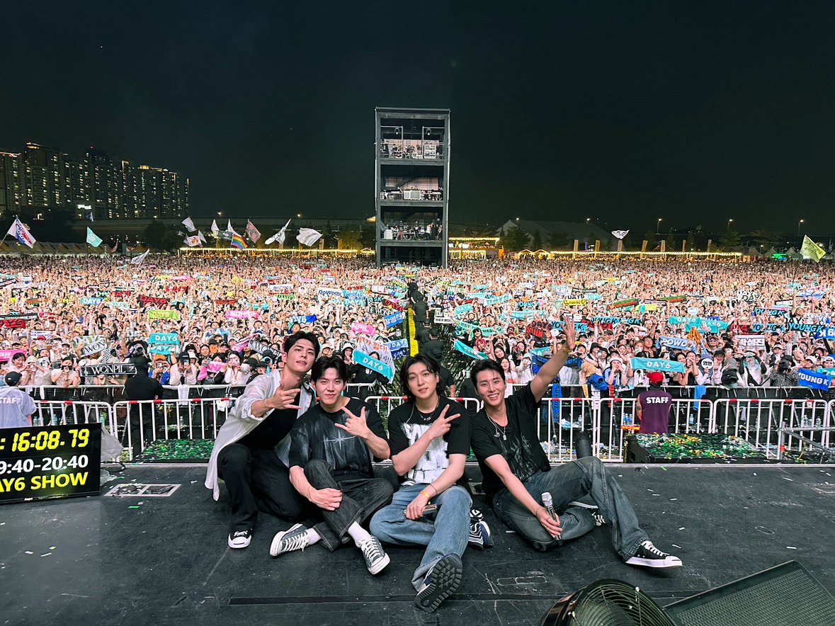 day6official's tweet photo. [ #DAY6_BEHIND ]  

아 이거 너무 청춘물 클리셰잖아요~~
..근데 그러면 어김없이 또 벅차오르잖아요..🥹

2024 인천펜타포트 락 페스티벌.
여름이었다. 청춘이었다.🌿🎤💦🫧

#DAY6 #데이식스
#IPRF2024 #인천펜타포트락페스티벌 https://t.co/F2TAovYXnT
