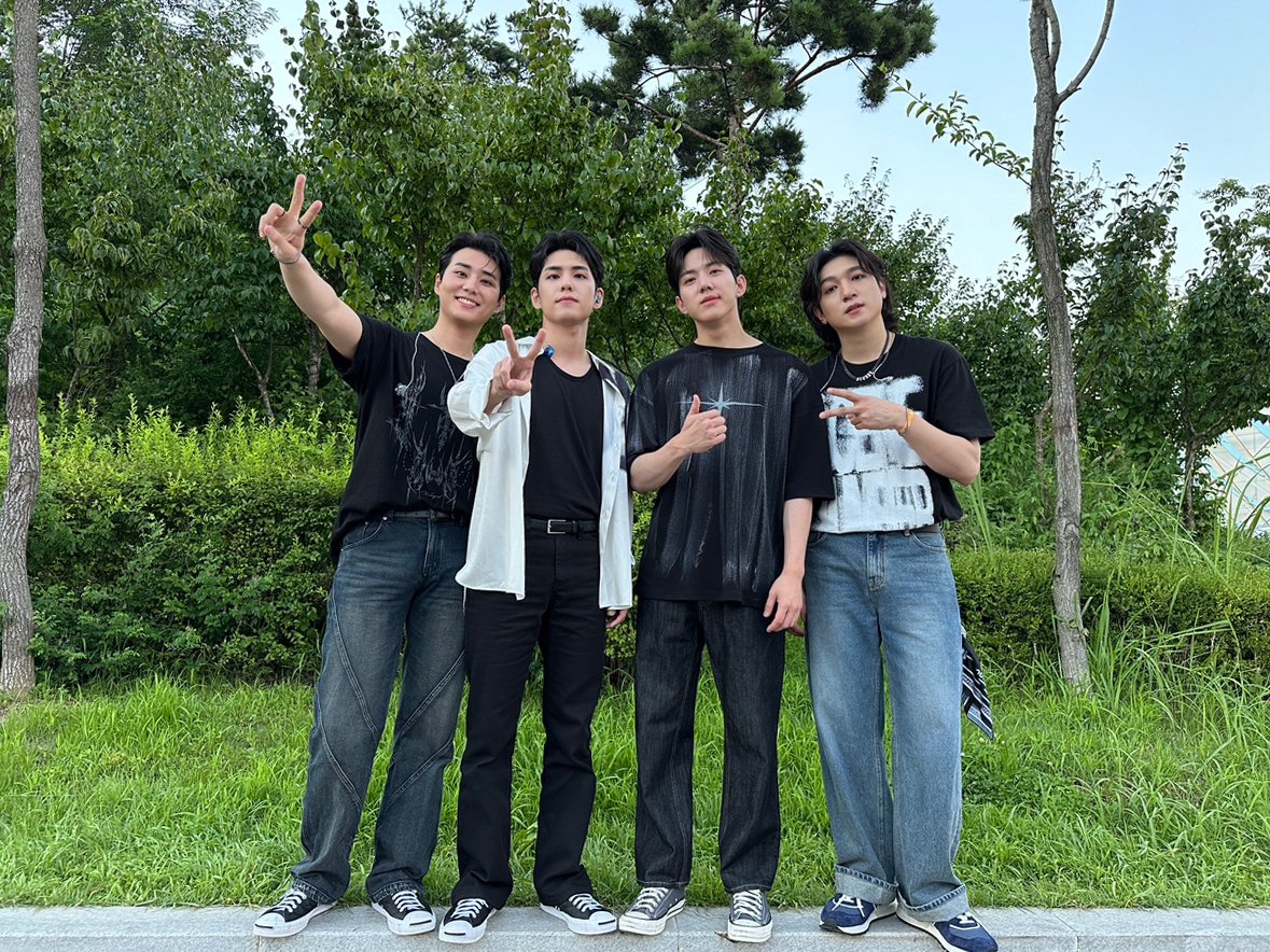 day6official's tweet photo. [ #DAY6_BEHIND ]  

아 이거 너무 청춘물 클리셰잖아요~~
..근데 그러면 어김없이 또 벅차오르잖아요..🥹

2024 인천펜타포트 락 페스티벌.
여름이었다. 청춘이었다.🌿🎤💦🫧

#DAY6 #데이식스
#IPRF2024 #인천펜타포트락페스티벌 https://t.co/F2TAovYXnT