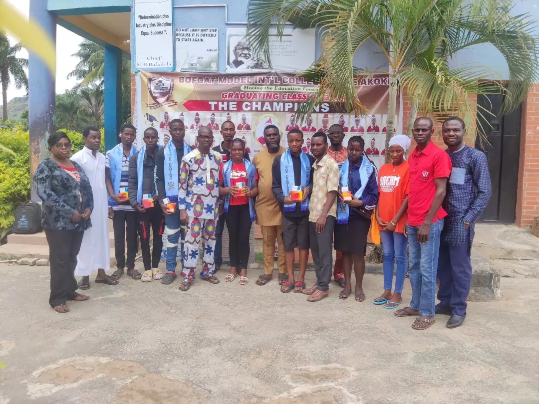 bofoat's tweet photo. Last week, some members of the Class of 2024 (The Champions) ably led by the Head Boy, Daramola Peter and the Head Girl, Awe Eniola donated Six Modern Automatic Electricity Alarm and Timers to the School on behalf of their set.

#bofoat  #GivingBack  #Classof2024 https://t.co/u7svlPqG2J