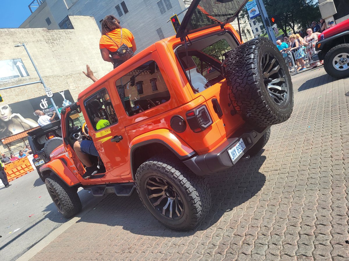 IAmAlkoto's tweet photo. MORE JEEP FEST! 
So many 🔥🔥🔥 Jeeps. So fun! #tjf2024 #toledojeepfest #jeeplife #jeepgirl #itsajeepthing 
✌️❤️ 0llll0 https://t.co/Crm4uVHf6x