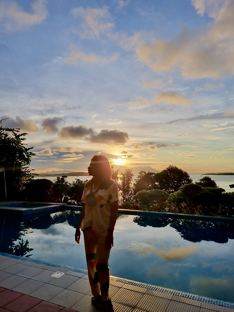 iezka_traveller's tweet photo. Sharing joyous moments with you
Even the worst nights and lazy days
Vividly remembering how those few
Never ending cries turned to lively sways 💃🕺

#seven #7 #poem #sunset #sunrise #vivid #dance #cry #lazydays #joy #poet #write #imysm #ilys https://t.co/KohMlYN4Xf