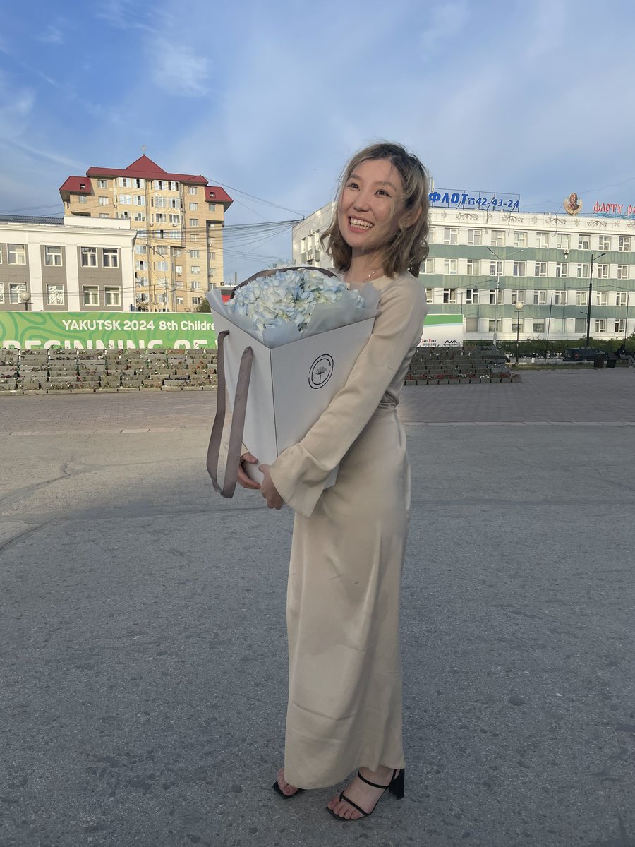 weiweqq's tweet photo. смотрите какая я счастливая с свитошками 🥹 гортензии любовь https://t.co/2DUrDEV242