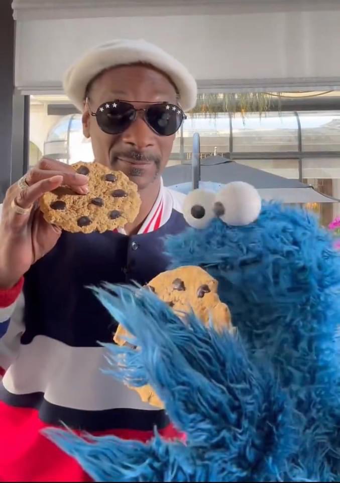 stcookie's tweet photo. Awwn nom nom @SnoopDogg https://t.co/1GBEOfQMhI