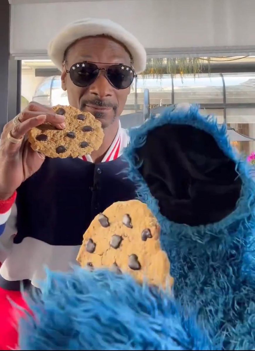 stcookie's tweet photo. Awwn nom nom @SnoopDogg https://t.co/1GBEOfQMhI