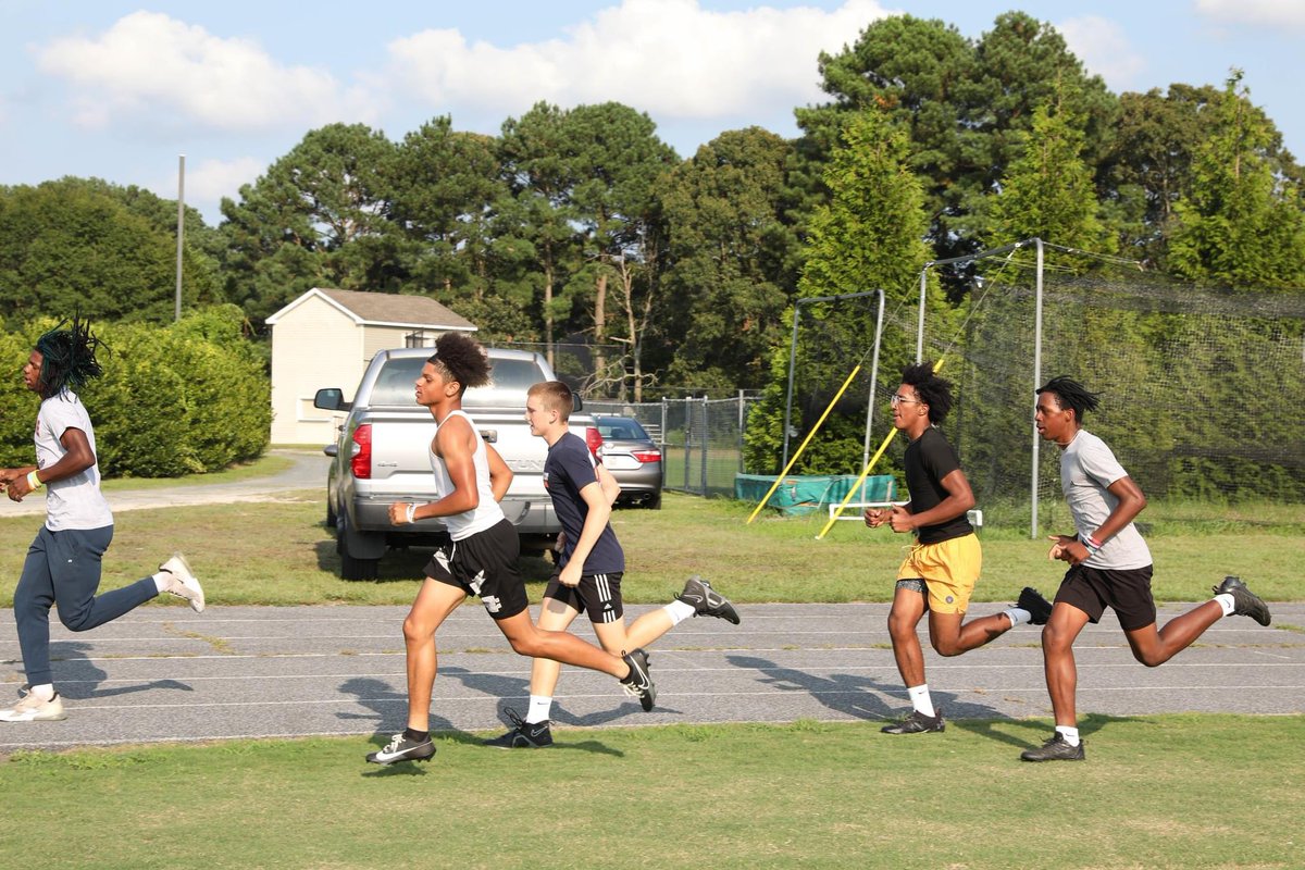 ParksideRamsfb's tweet photo. Workin🔨…@Mdarmyguard #AllIn #ClimbTheMountain #ChargeOn🐏 https://t.co/rFcrLsdHqS
