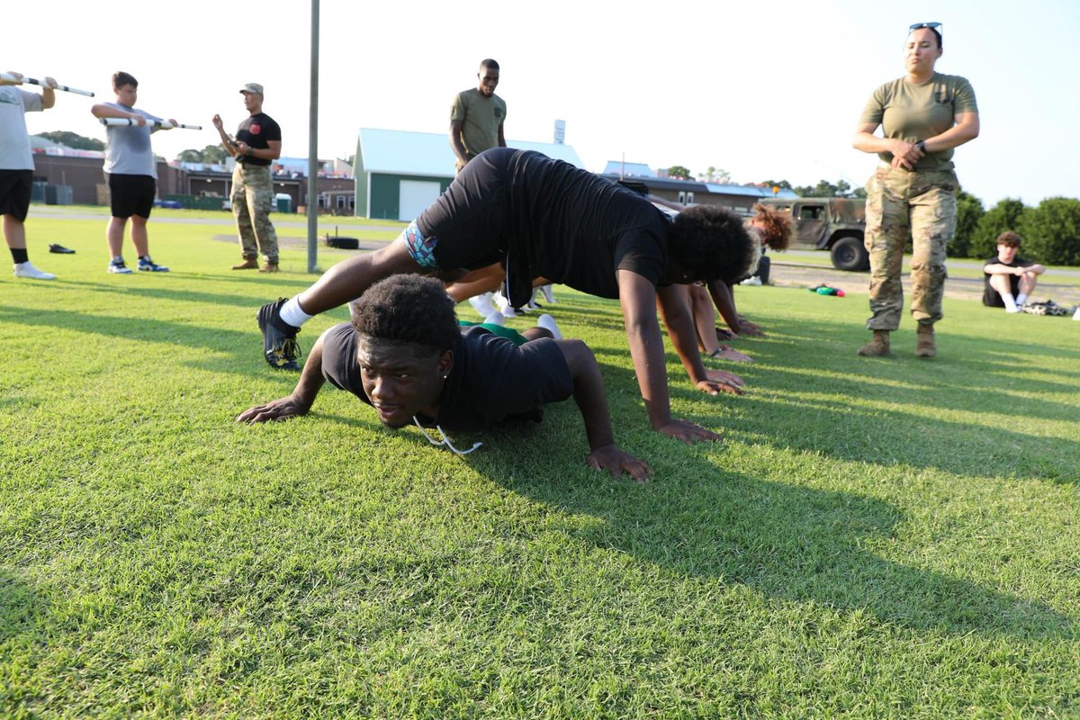 ParksideRamsfb's tweet photo. Workin🔨…@Mdarmyguard #AllIn #ClimbTheMountain #ChargeOn🐏 https://t.co/rFcrLsdHqS