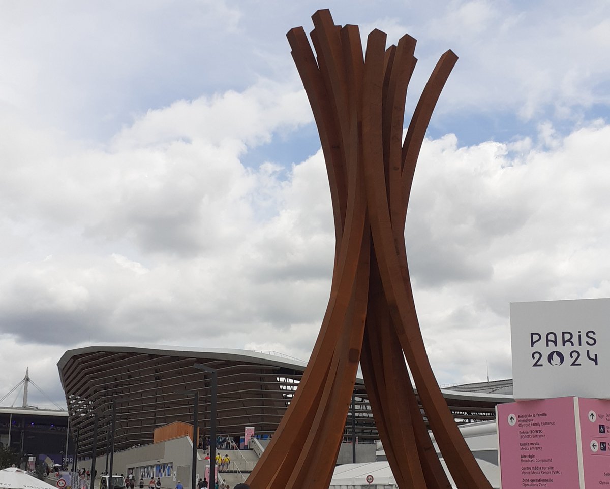 Mathematiques75's tweet photo. Assister aux #JOParis2024 et découvrir une œuvre d'art d'inspiration mathématique sur le parvis du Centre Aquatique Olympique 👍🤽‍♂️
Convergence : 54.5° Arc x 14 de Bernar Venet
(14 arcs de cercle d'angle au centre 54,5°) https://t.co/8cABYb1ys3