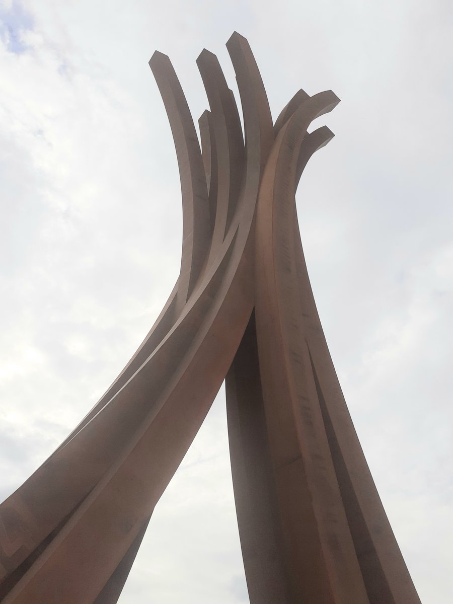 Mathematiques75's tweet photo. Assister aux #JOParis2024 et découvrir une œuvre d'art d'inspiration mathématique sur le parvis du Centre Aquatique Olympique 👍🤽‍♂️
Convergence : 54.5° Arc x 14 de Bernar Venet
(14 arcs de cercle d'angle au centre 54,5°) https://t.co/8cABYb1ys3