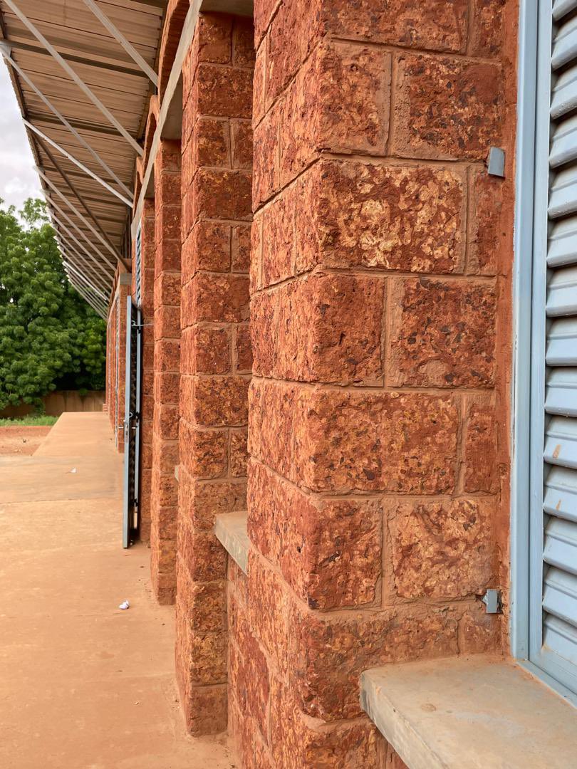 Super de voir de l’architecture primée de <a href="/Article25/">Article 25</a> à Niamey - l’Ecole Hampatou Ba.  Une conception innovative et durable, qui diminue naturellement la température par 2 ou 3 degrés. Construit de latérite, disponible partout au Niger, et qui s’endurcit au cours des années.