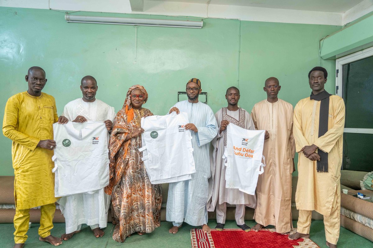 GroupeSonatel's tweet photo. Dans le cadre de sa politique de Responsabilité Sociétale des Entreprises (RSE), Sonatel a activement contribué à la campagne nationale de Setal Sunu Reew qui se déroule dans la ville de Touba les 3 et 4 août, en présence des autorités et du Chef de l’État.
À cette occasion, du matériel de nettoyage, comprenant des brouettes, pelles et râteaux, a été remis au comité d’organisation de cette initiative.
De plus, Sonatel a offert 10 motopompes afin de venir en aide aux populations touchées par les inondations.
Par ailleurs, cette visite a permis à Sonatel de participer à la campagne de reboisement, organisée à Touba à l’occasion de la journée nationale de l’arbre, célébrée cette année ce 4 août.

#Aarlilawër
#AmalNjariñAskanWi