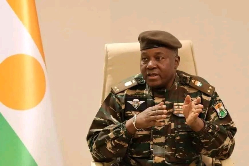 emmanutapsoba's tweet photo. Déchu de sa nationalité française #KemiSéba obtient un passeport diplomatique nigérien

 Les autorités nigériennes ont octroyé un passeport diplomatique à l'activiste panafricain Stellio Gilles Robert Capo Chichi alias  Kemi Séba après sa perte de la nationalité française. https://t.co/zLTcufyT4t