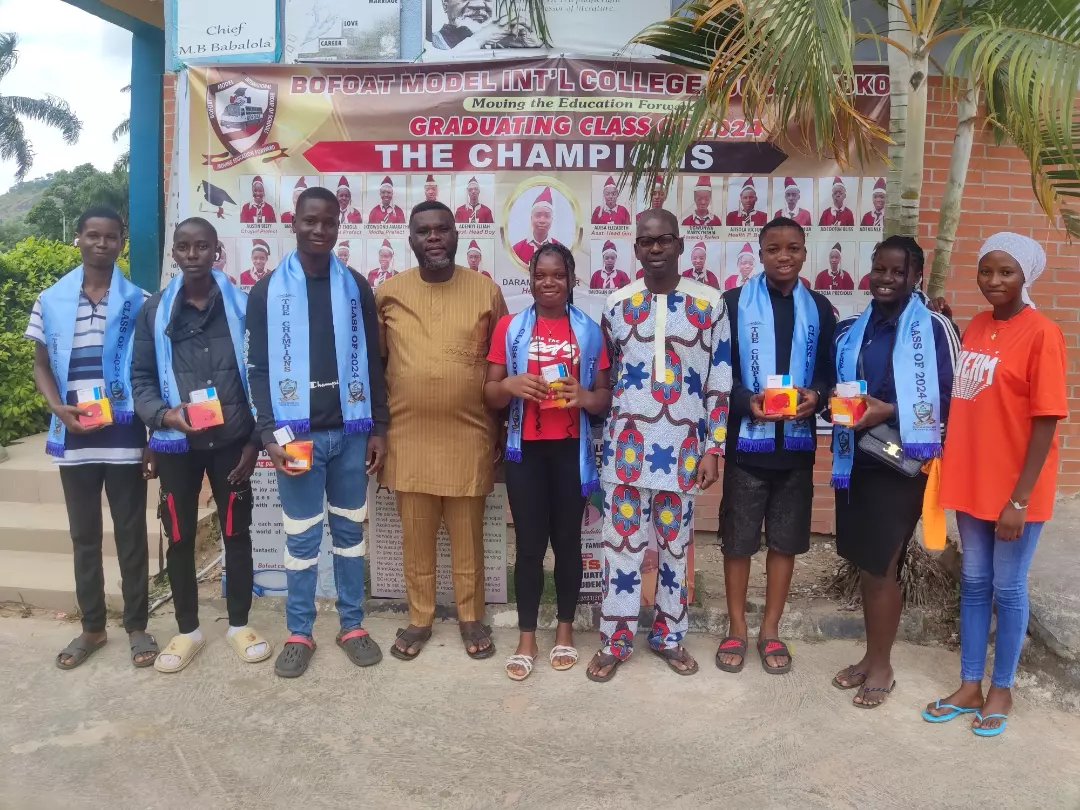 bofoat's tweet photo. Last week, some members of the Class of 2024 (The Champions) ably led by the Head Boy, Daramola Peter and the Head Girl, Awe Eniola donated Six Modern Automatic Electricity Alarm and Timers to the School on behalf of their set.

#bofoat  #GivingBack  #Classof2024 https://t.co/u7svlPqG2J
