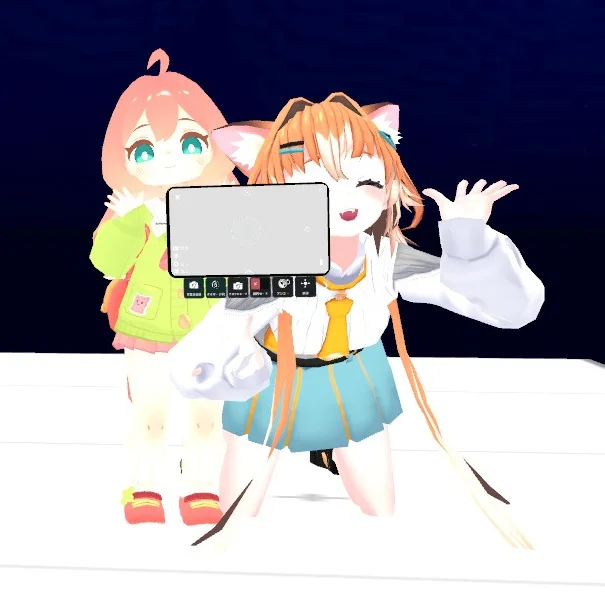 dukiちゃん(@muraduki)に助けてもらいつつ、「VRChat」を初体験してきました! キャプ画像の小さい方がdukiちゃん、デカい方が僕です(カメラの位置を間違えた) dukiちゃん美少女アバター姿をVRで見ると、ちょっとした動作がいちいちかわいくて、2枚目の4コマのVR勢の気持ちが一気に理解できた 