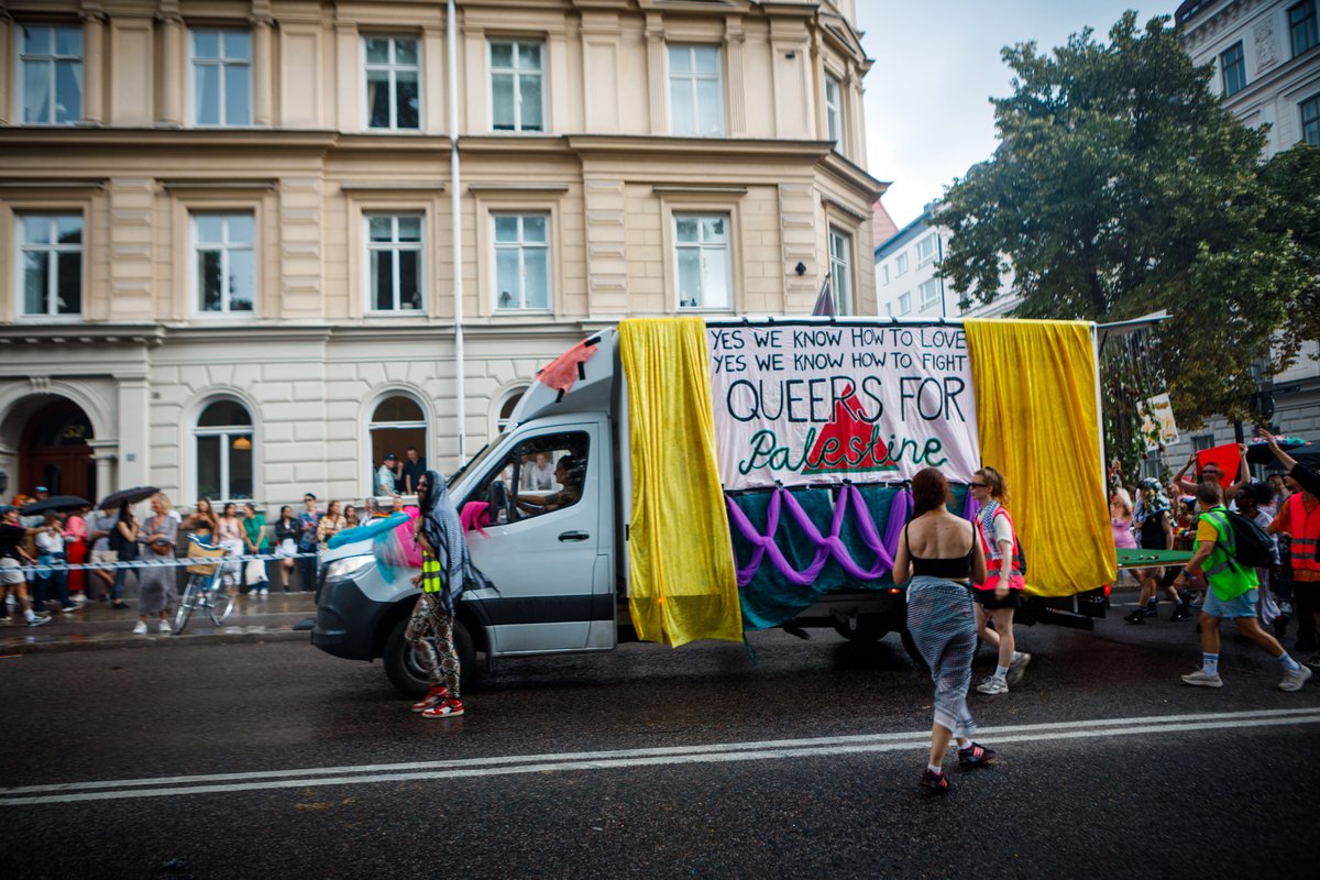 AssarChristian's tweet photo. I veckan uppmanade terrorgruppen AFA och andra vänsterextrema grupper sina anhängare att ansluta sig till “Queers For Palestine”-kortegen i pridetåget...

Förstår inte knallkorkarna att homosexualitet är förbjudet inom islam?  

▹ Se hela reportaget här: https://t.co/uXcEullRaw

Konspirationsteoretikern Samuel Girma och transaktivisten Andreas Krummel driver projektet “Queers Against Fascism” som stod bakom jippot. Gruppen har hållit uppstartsmöten i skattefinansierade Ungdomens Hus i Uppsala, som är en samlingspunkt för våldsbejakande grupper.  

I våras rapporterade jag om hur Andreas Krummel och en annan maskerad vänsterextremist förföljde medlemmar ur Sverigedemokraternas ungdomsförbund Ungsvenskarna efter en grillkväll i Uppsala. Några dagar senare vandaliserades lokalen med det omringade A:et som är en gemensam symbol för våldsbejakande vänsterextremister, enligt Brottsförebyggande Rådets kunskapsöversikt om den autonoma miljön.  

▹ Läs mer om Andreas Krummel här: https://t.co/ac54R1cKhY 

▹ Läs mer om attacken mot den konservativa studentföreningen Heimdal här: https://t.co/kevpgRb8WU 

▹ Bli betalande prenumerant för att stödja min journalistik https://t.co/WLu3MFn1Kv eller swisha ett bidrag till 123-697 89 69!
