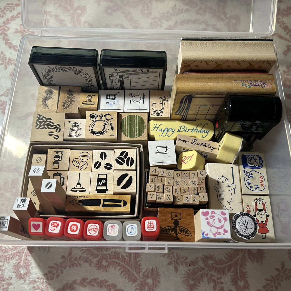 YukoMyzk's tweet image. こんばんは🌙
今日は牛挽肉が安かったから
4回分のハンバーグを作って冷凍
あときゅうりの漬物とか
そして、先日から増えたハンコ収納の見直し🫥そしてクリアスタンプは
どうしようか🙄
明日また考えましょっ

#昔のビデオテープ入れに
#福わけはんこ #カフェはんこ好き
#文具女子博