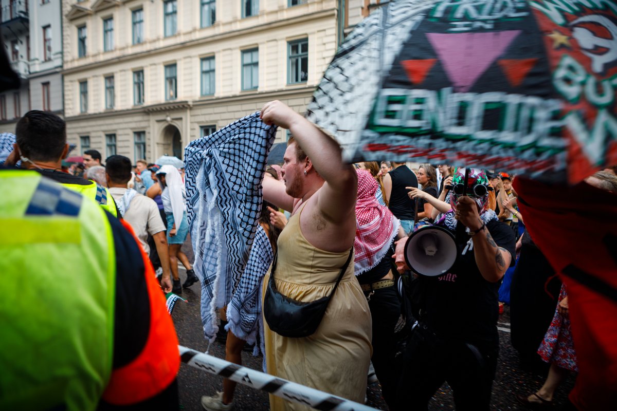 AssarChristian's tweet photo. I veckan uppmanade terrorgruppen AFA och andra vänsterextrema grupper sina anhängare att ansluta sig till “Queers For Palestine”-kortegen i pridetåget...

Förstår inte knallkorkarna att homosexualitet är förbjudet inom islam?  

▹ Se hela reportaget här: https://t.co/uXcEullRaw

Konspirationsteoretikern Samuel Girma och transaktivisten Andreas Krummel driver projektet “Queers Against Fascism” som stod bakom jippot. Gruppen har hållit uppstartsmöten i skattefinansierade Ungdomens Hus i Uppsala, som är en samlingspunkt för våldsbejakande grupper.  

I våras rapporterade jag om hur Andreas Krummel och en annan maskerad vänsterextremist förföljde medlemmar ur Sverigedemokraternas ungdomsförbund Ungsvenskarna efter en grillkväll i Uppsala. Några dagar senare vandaliserades lokalen med det omringade A:et som är en gemensam symbol för våldsbejakande vänsterextremister, enligt Brottsförebyggande Rådets kunskapsöversikt om den autonoma miljön.  

▹ Läs mer om Andreas Krummel här: https://t.co/ac54R1cKhY 

▹ Läs mer om attacken mot den konservativa studentföreningen Heimdal här: https://t.co/kevpgRb8WU 

▹ Bli betalande prenumerant för att stödja min journalistik https://t.co/WLu3MFn1Kv eller swisha ett bidrag till 123-697 89 69!