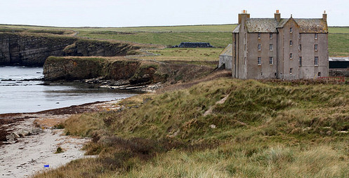 tourscotland's tweet photo. Tour #Scotland travel video Blog of #Freswick #House overlooking the sea on ancestry, genealogy, #Scottish family history visit and trip to East Coast of #Caithness. Built by the Mowats in 1653. In 1661 it passed to the Sinclairs https://t.co/8R0swyn8YM https://t.co/iW32o498xx
