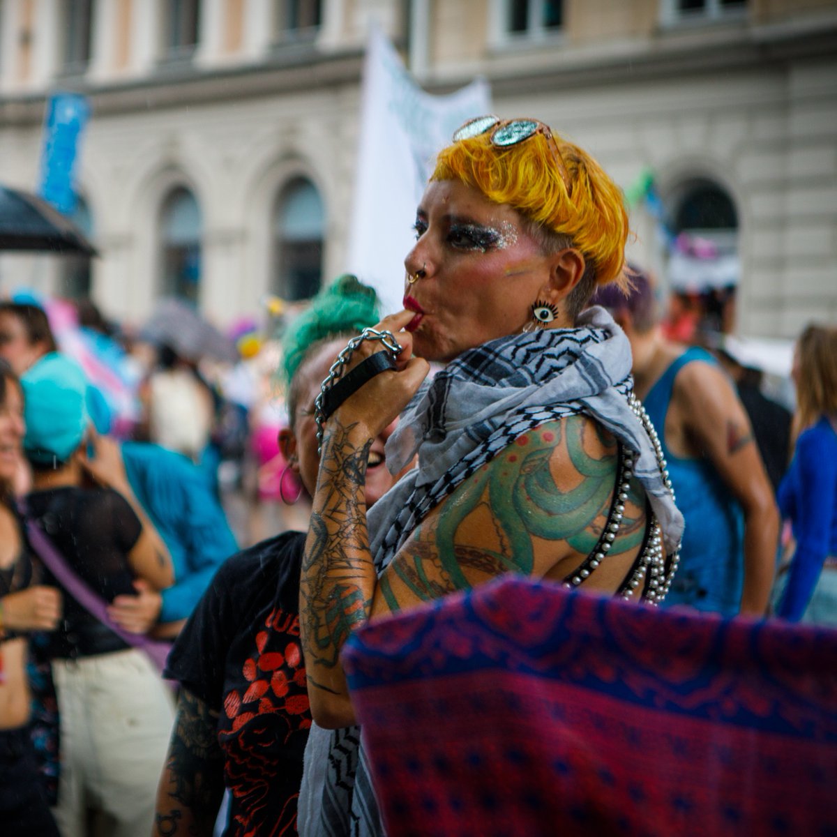 AssarChristian's tweet photo. I veckan uppmanade terrorgruppen AFA och andra vänsterextrema grupper sina anhängare att ansluta sig till “Queers For Palestine”-kortegen i pridetåget...

Förstår inte knallkorkarna att homosexualitet är förbjudet inom islam?  

▹ Se hela reportaget här: https://t.co/uXcEullRaw

Konspirationsteoretikern Samuel Girma och transaktivisten Andreas Krummel driver projektet “Queers Against Fascism” som stod bakom jippot. Gruppen har hållit uppstartsmöten i skattefinansierade Ungdomens Hus i Uppsala, som är en samlingspunkt för våldsbejakande grupper.  

I våras rapporterade jag om hur Andreas Krummel och en annan maskerad vänsterextremist förföljde medlemmar ur Sverigedemokraternas ungdomsförbund Ungsvenskarna efter en grillkväll i Uppsala. Några dagar senare vandaliserades lokalen med det omringade A:et som är en gemensam symbol för våldsbejakande vänsterextremister, enligt Brottsförebyggande Rådets kunskapsöversikt om den autonoma miljön.  

▹ Läs mer om Andreas Krummel här: https://t.co/ac54R1cKhY 

▹ Läs mer om attacken mot den konservativa studentföreningen Heimdal här: https://t.co/kevpgRb8WU 

▹ Bli betalande prenumerant för att stödja min journalistik https://t.co/WLu3MFn1Kv eller swisha ett bidrag till 123-697 89 69!