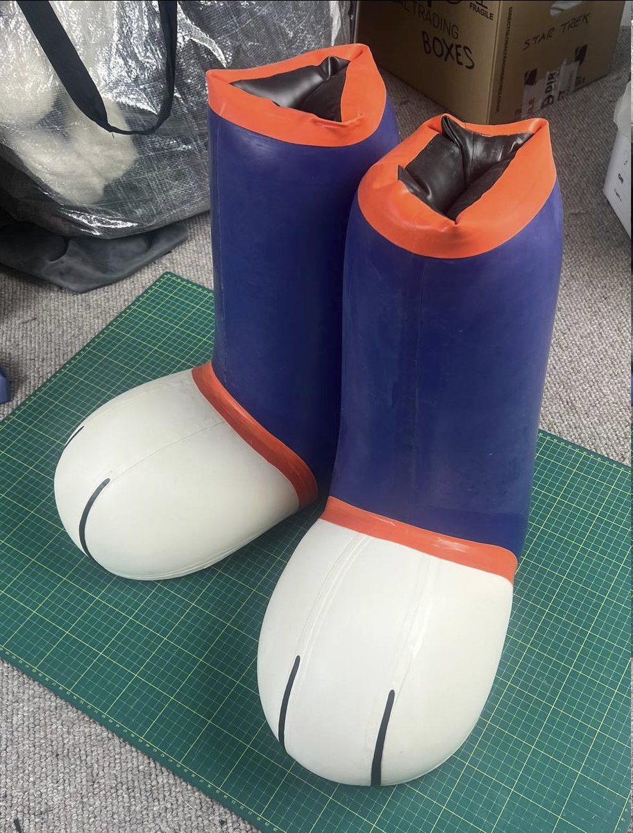 Getting lots of questions about the inflatable feet I made for @LatexLucarioAD

Yes, this is something I plan to sell.
Trouble is they take ages, and I don't think people will pay £300 to £400 for a pair of inflatable feet.

So I keep practicing, trying to get faster and cheaper.