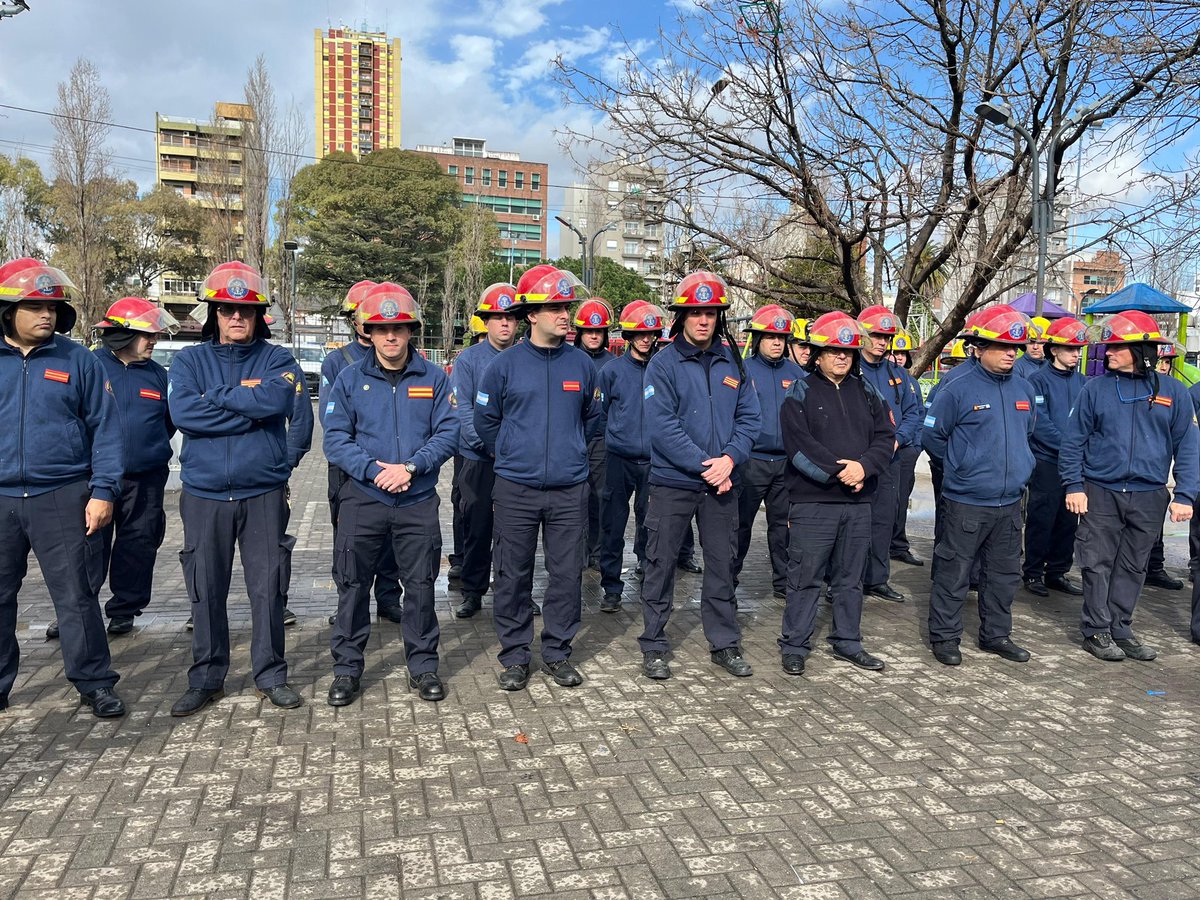 fernandotrigo3f's tweet photo. Homenaje a los bomberos voluntarios que dieron su vida en el cumplimiento del deber el 03/08/2021
Declarados Ciudadanos Ilustres post mortem, ordenanza 3572 Dº1733/21.
Oficial Auxiliar de Escuadra SILVA
Ayudante RAGAZZONI 
Sub-Ayudante FEDELI 

¡PROHIBIDO OLVIDARLOS! https://t.co/QVft6Dtl5L