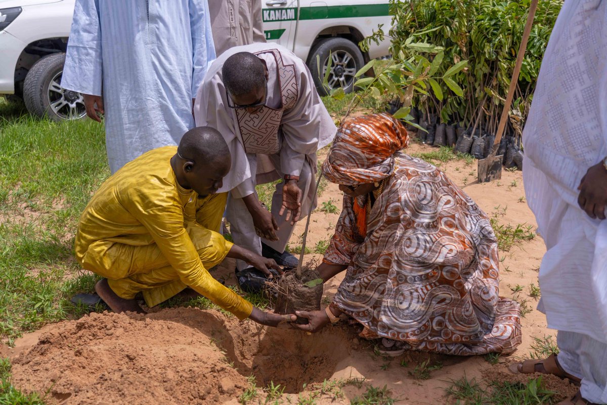 GroupeSonatel's tweet photo. Dans le cadre de sa politique de Responsabilité Sociétale des Entreprises (RSE), Sonatel a activement contribué à la campagne nationale de Setal Sunu Reew qui se déroule dans la ville de Touba les 3 et 4 août, en présence des autorités et du Chef de l’État.
À cette occasion, du matériel de nettoyage, comprenant des brouettes, pelles et râteaux, a été remis au comité d’organisation de cette initiative.
De plus, Sonatel a offert 10 motopompes afin de venir en aide aux populations touchées par les inondations.
Par ailleurs, cette visite a permis à Sonatel de participer à la campagne de reboisement, organisée à Touba à l’occasion de la journée nationale de l’arbre, célébrée cette année ce 4 août.

#Aarlilawër
#AmalNjariñAskanWi