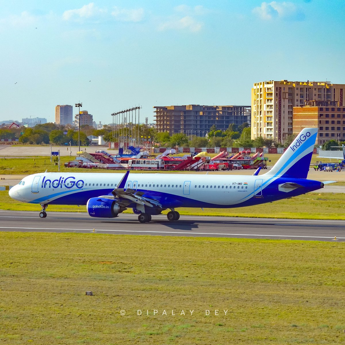 dipalay's tweet photo. The shining blue diamond of the Indian sky creating milestones after milestones - Happy 18th Birthday @IndiGo6E !
In pic : IndiGo Airbus A321neo VT-IMR at @Jaipur_Airport
#18YearsOfIndiGo #IndiabyIndigo #avgeek #indigo #airbus #Jaipur https://t.co/sHwNOJVh3e