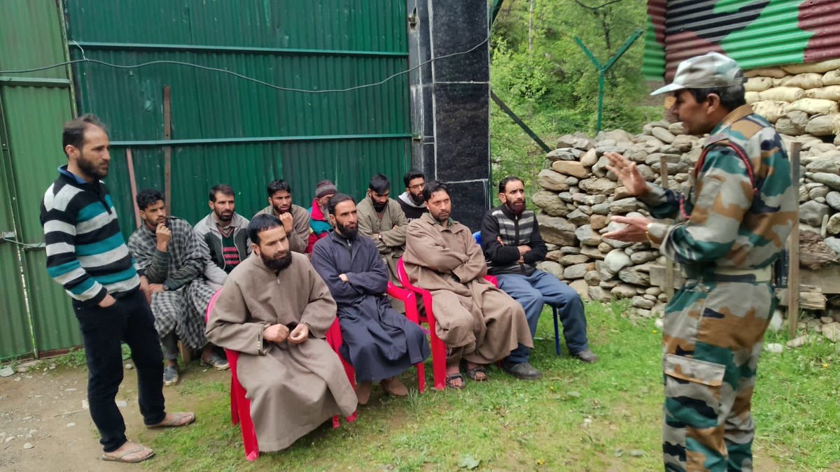 WularBattalion's tweet photo. With the aim to promulgate awareness about the prevailing lifestyle diseases amongst the locals and to maintain healthy relationship, Mantrigam Army Camp of WULAR BATTALION organised Lecture on Hygiene and Sanitation. https://t.co/5PWsbFvPCt