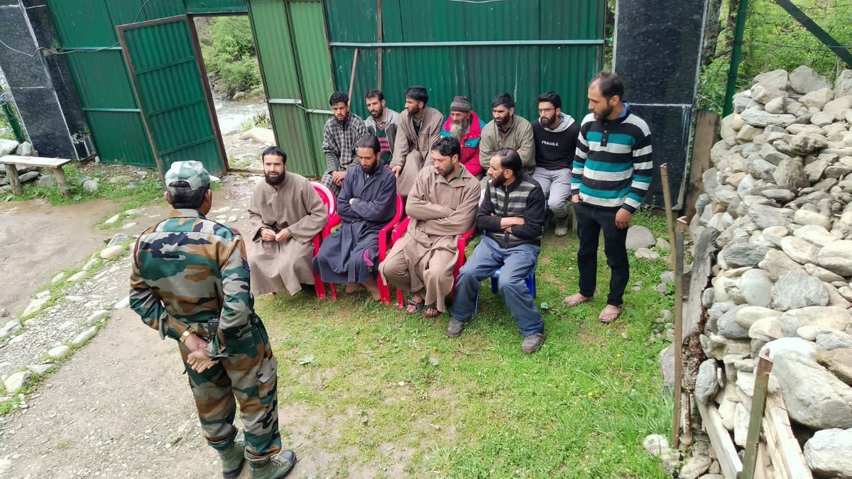 WularBattalion's tweet photo. With the aim to promulgate awareness about the prevailing lifestyle diseases amongst the locals and to maintain healthy relationship, Mantrigam Army Camp of WULAR BATTALION organised Lecture on Hygiene and Sanitation. https://t.co/5PWsbFvPCt