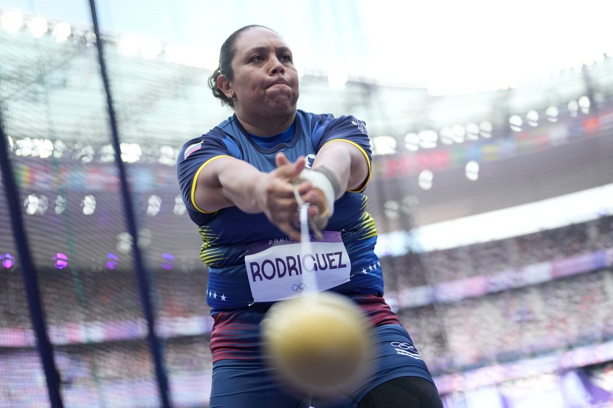 SC_ESPN's tweet photo. 🇻🇪 ¡ROSA RODRIGUEZ ES FINALISTA EN #PARIS2024! 🇻🇪

💥 La nacida en Acarigua fue 10ª en la clasificación de lanzamiento de martillo con 71,76 m, a 1,88 de su mejor marca

🔥 ¡Buscará mejorar su 10º lugar de #Rio2016!

🇨🇴 Mayra Gaviria abandonó por lesión en su hombro https://t.co/DZIcQARSO7