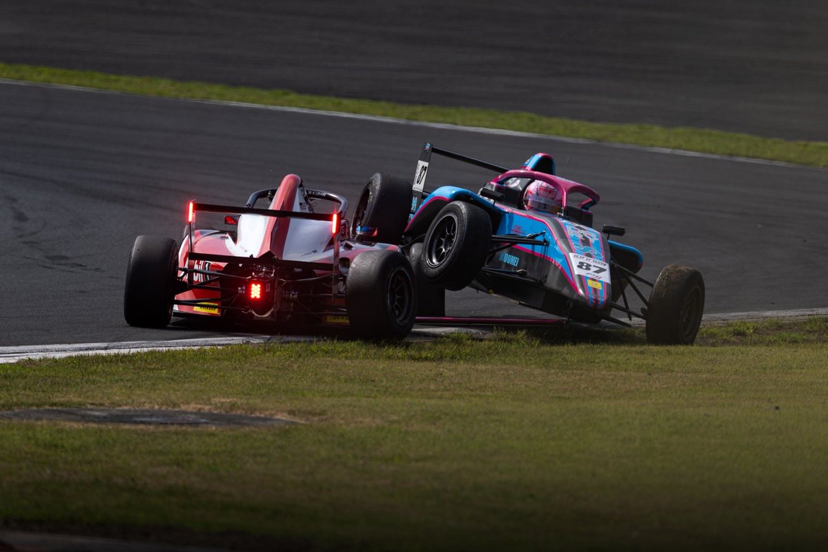 Kazuhisaaa1's tweet photo. FIAF4 Rd.5 DNF Rd.6 DNF
2レースとも追突されてしまいリタイヤでした。
とても残念ですが予選で下位に沈んでしまったのが原因だと思いますし、このレースウィークを通して復調へのヒントを掴んだ気がするのでまた次頑張ります！

 #fiaf4  #toyotagazooracing  #tgrdc  #supergt  #hidecks  #sparco https://t.co/3jBdVi9rrG