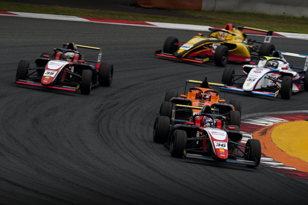 Kazuhisaaa1's tweet photo. FIAF4 Rd.5 DNF Rd.6 DNF
2レースとも追突されてしまいリタイヤでした。
とても残念ですが予選で下位に沈んでしまったのが原因だと思いますし、このレースウィークを通して復調へのヒントを掴んだ気がするのでまた次頑張ります！

 #fiaf4  #toyotagazooracing  #tgrdc  #supergt  #hidecks  #sparco https://t.co/3jBdVi9rrG